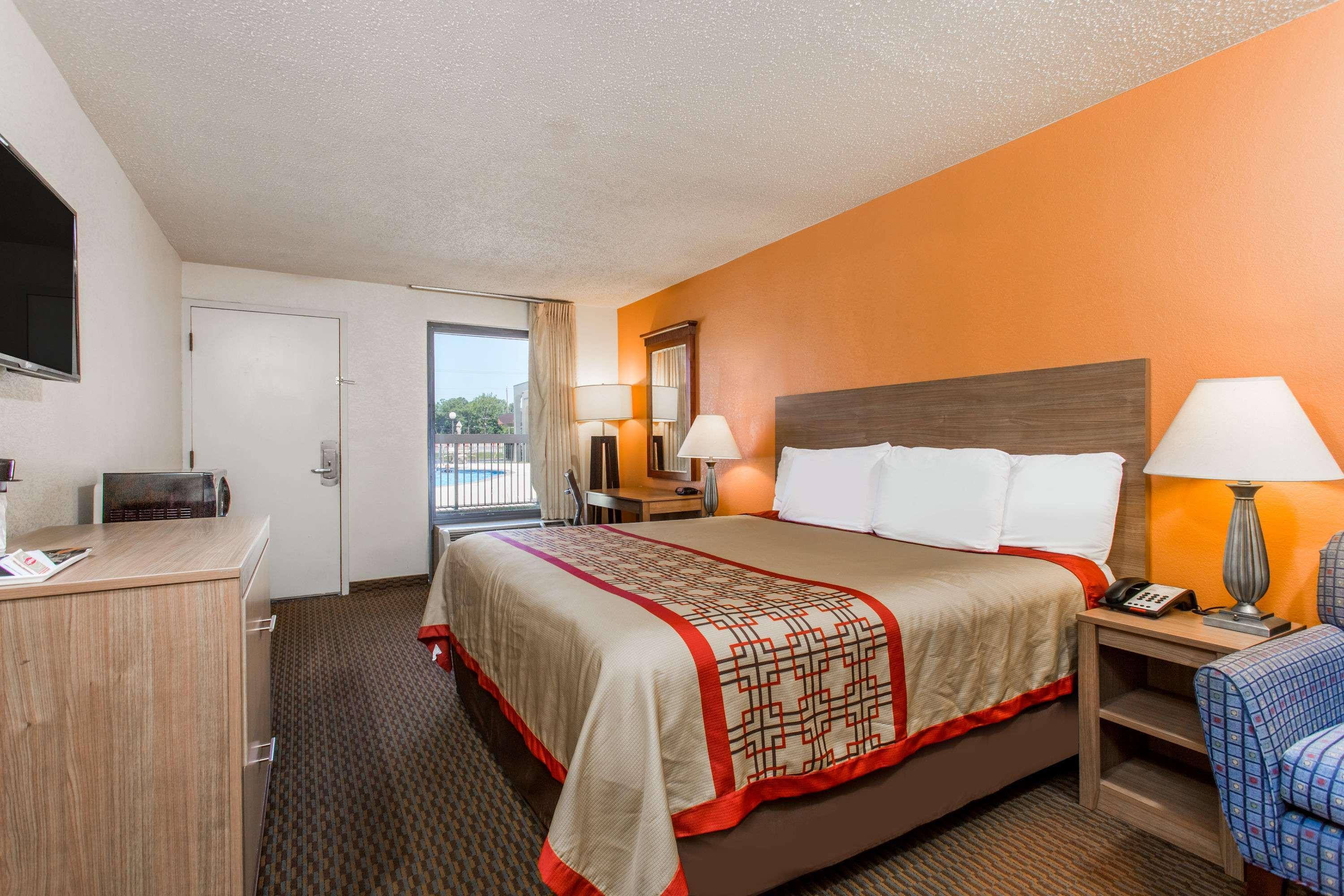 Days Inn By Wyndham Norfolk Airport Exterior photo