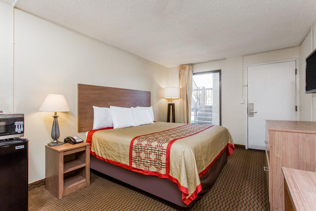 Days Inn By Wyndham Norfolk Airport Exterior photo